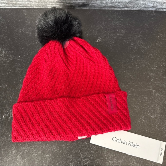 CALVIN KLEIN Women’s Textured Faux Fur Pom Pom Red/black Beanie NWT $58 - Picture 2 of 13